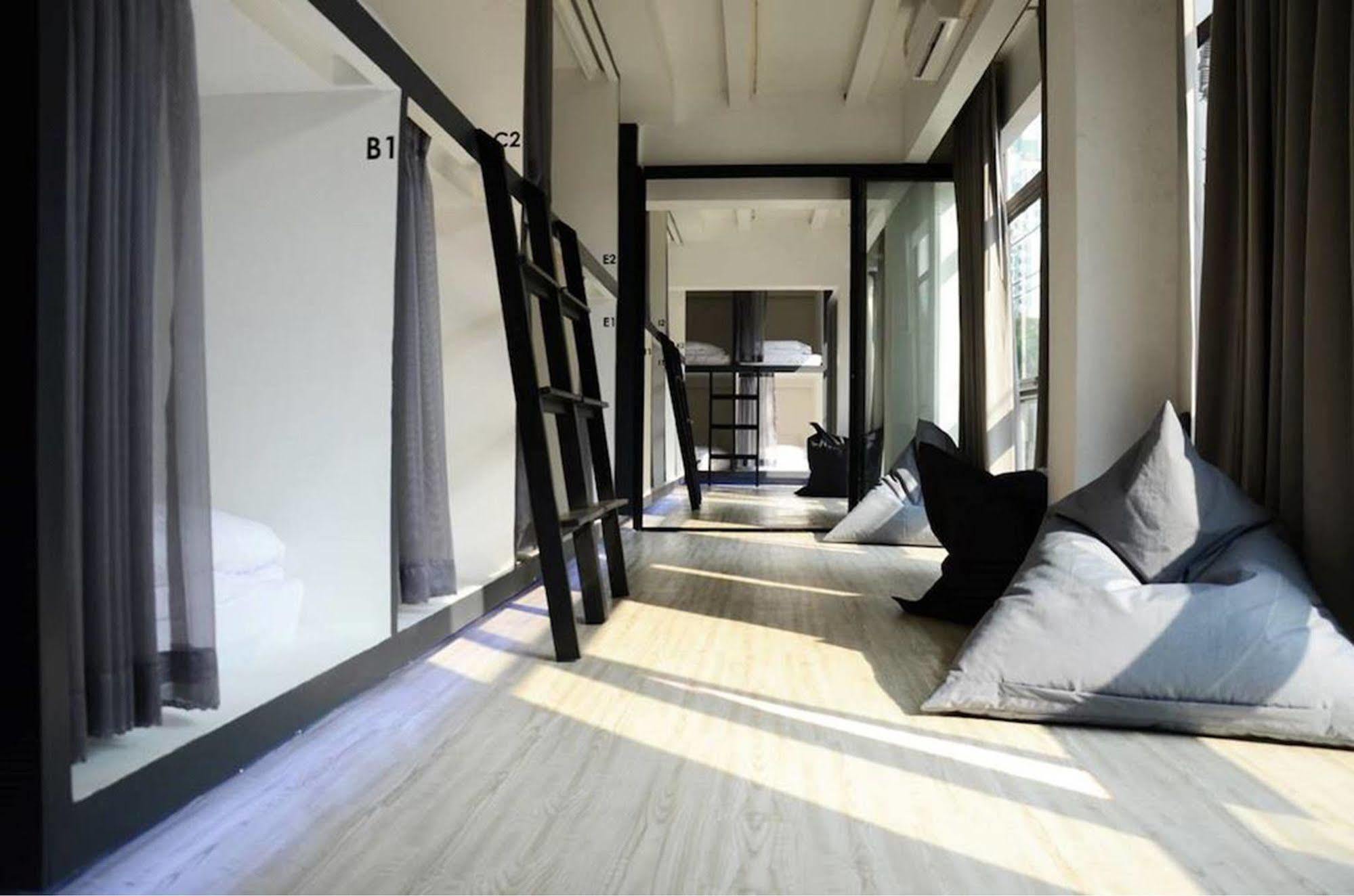 3Howw Hostel @ Sukhumvit 21 Bangkok Exterior photo