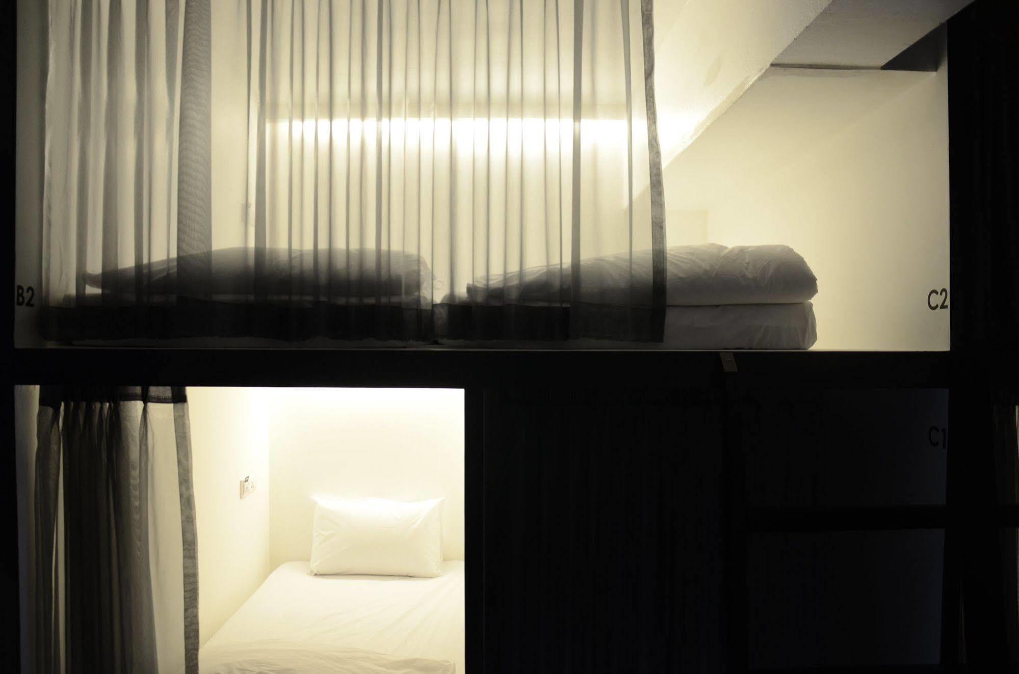 3Howw Hostel @ Sukhumvit 21 Bangkok Exterior photo