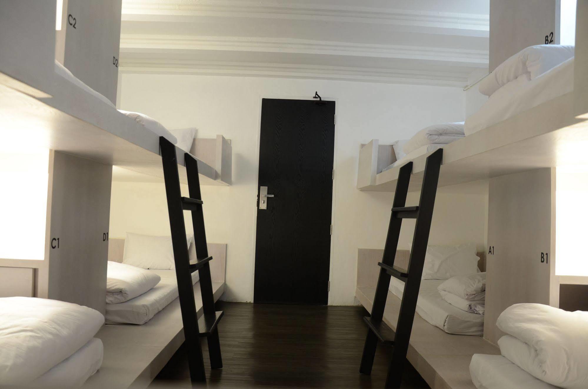 3Howw Hostel @ Sukhumvit 21 Bangkok Exterior photo